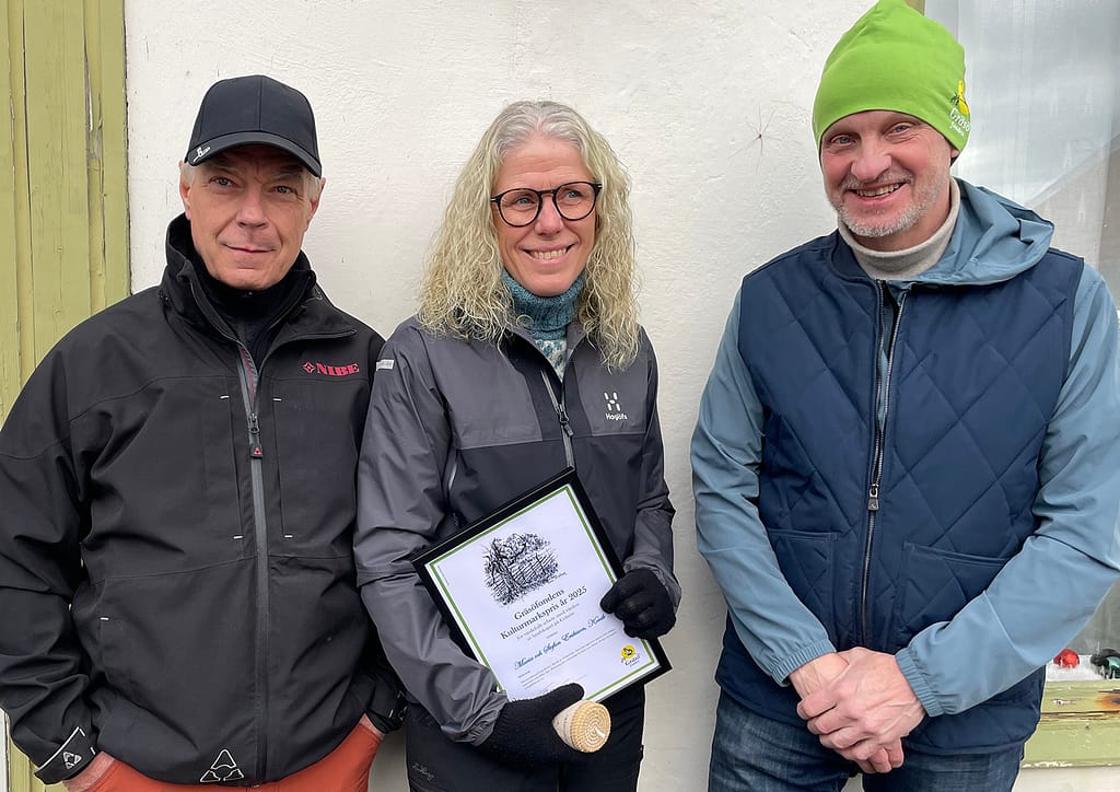 Utdelning av kulturmarkspriset på trappan till Gräsö gård