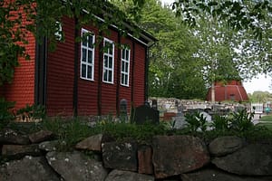 Närbild på Gräsö kyrkas fjälltäckta fasad