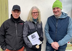 Utdelning av kulturmarkspriset på trappan till Gräsö gård