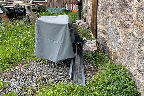 Slåtterbalken med presenning och lastramper